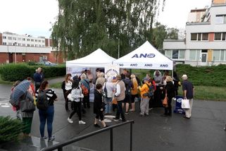 Havlíček by byl lepší premiér než Babiš, znělo na propršeném mítinku ANO v Praze - Novinky